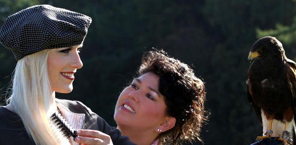 Falknerin und Steinadler