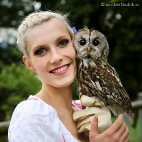 Lisa Schubach mit Eule